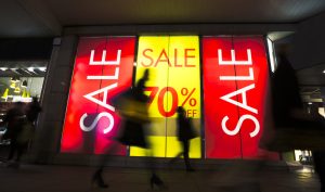 etalage met aankondiging solden