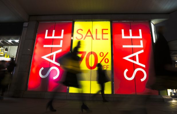 etalage met aankondiging solden