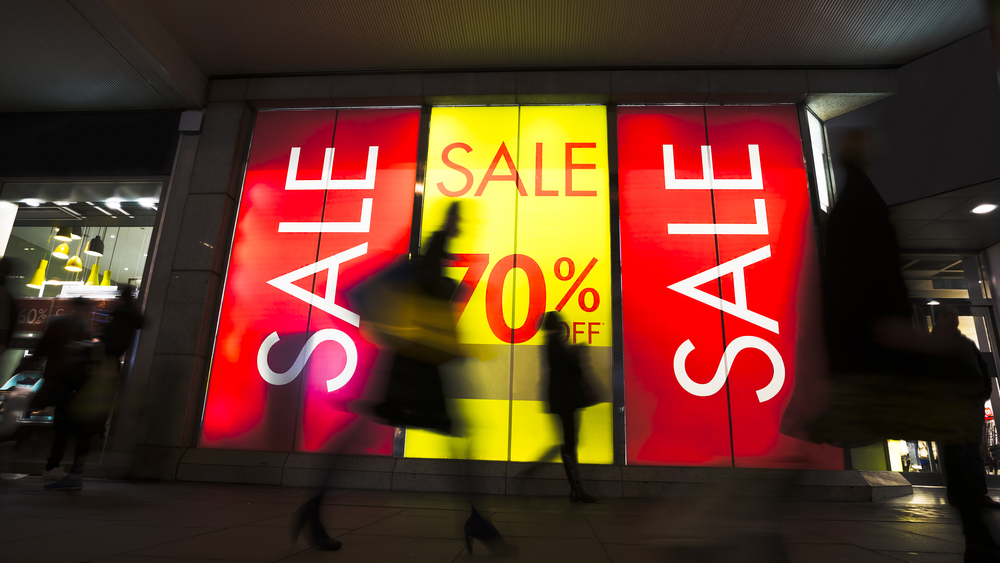 etalage met aankondiging solden